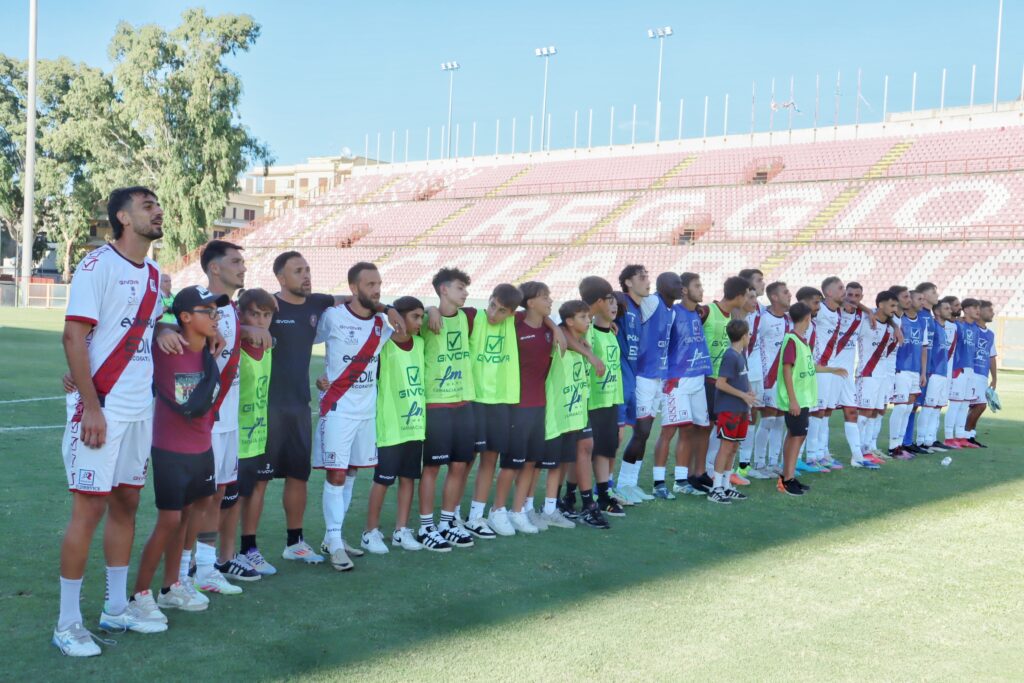 Reggina-Nissa saluto squadra tifosi a fine gara
