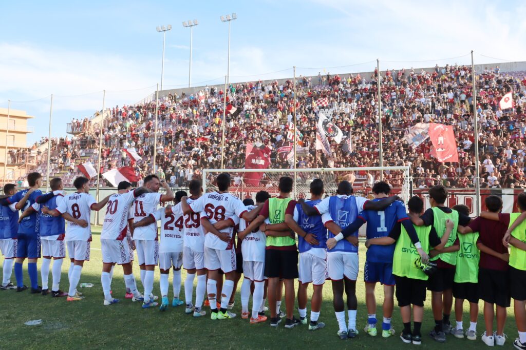 Reggina-Nissa saluto squadra tifosi a fine gara