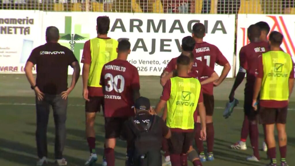 Reggina sotto il settore dei tifosi in casa del Castrumfavara