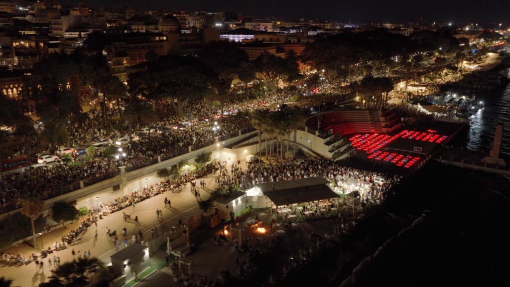 Reggio dall'alto via marina piena evento droni lungomare sera