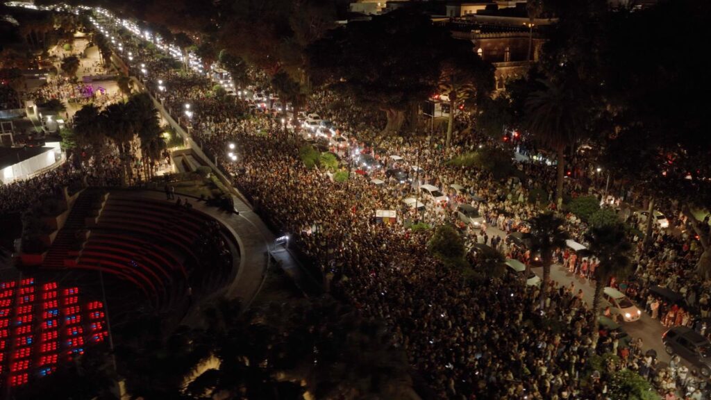 Reggio dall'alto via marina piena evento droni lungomare sera