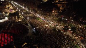 Reggio dall'alto via marina piena evento droni lungomare sera