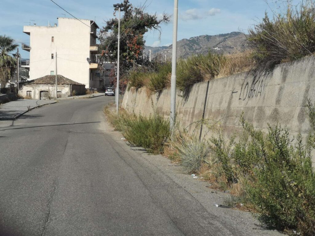 abbandono strada via della loggia pellaro