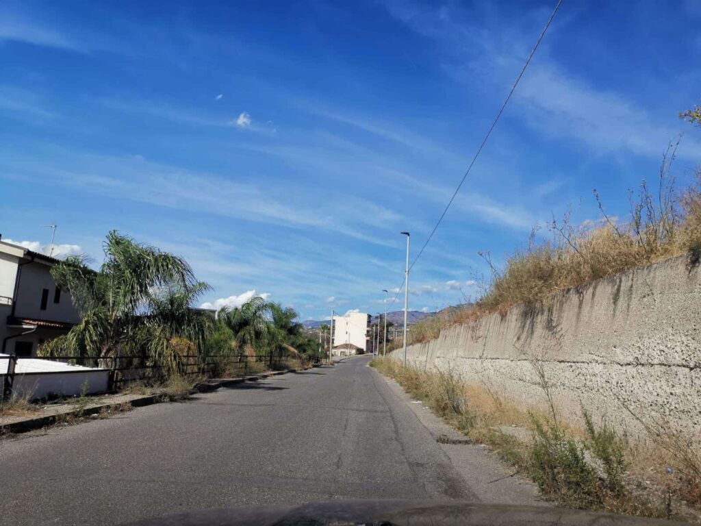 abbandono strada via della loggia pellaro