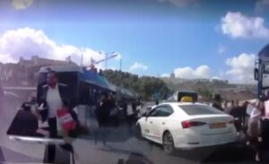 attacco terroristico hamas a gerusalemme, gente scappa