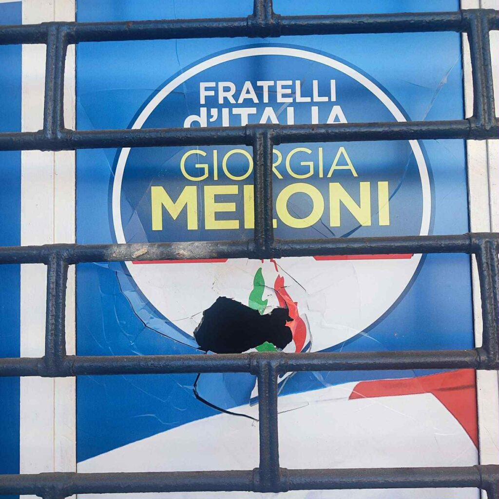 atto vandalico sede fratelli d'italia villa san giovanni (2)