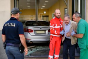 auto finisce dentro un negozio
