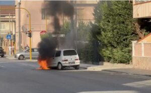 auto in fiamme