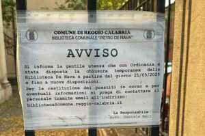 biblioteca reggio calabria chiusa - Copia