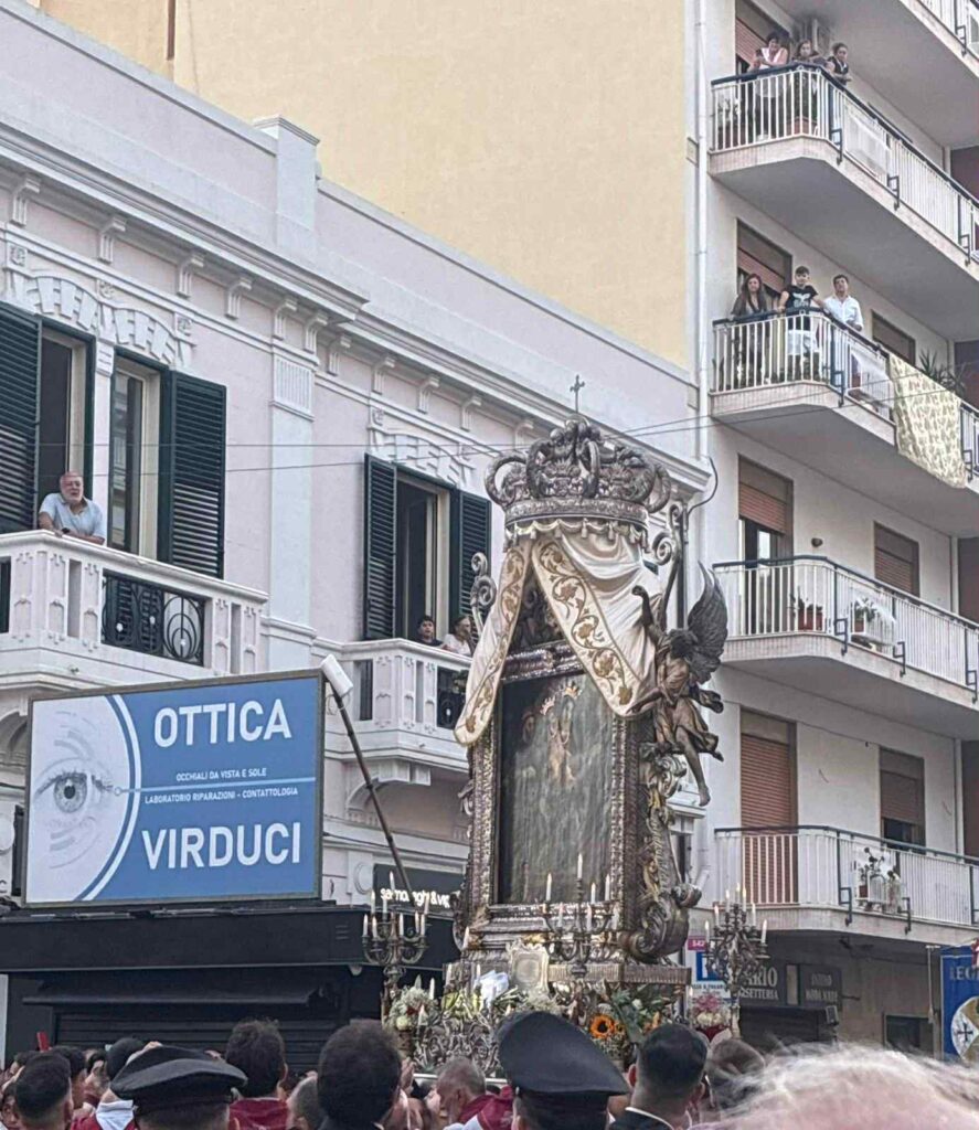 il quadro della madonna si incastra nei cavi