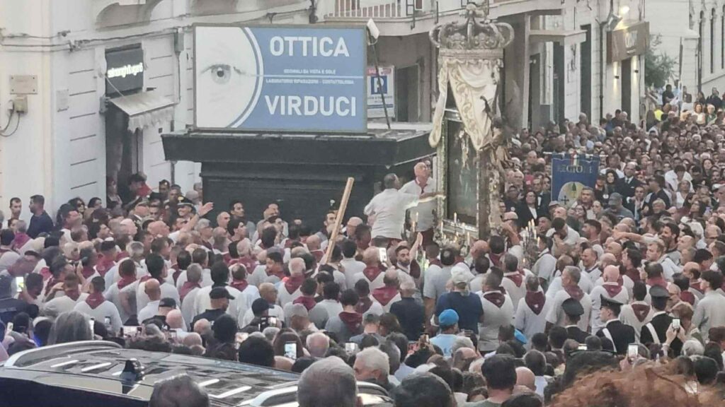 il quadro della madonna si incastra nei cavi
