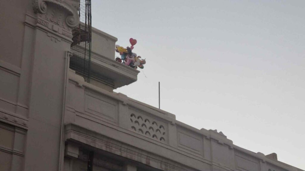 il quadro della madonna si incastra nei cavi