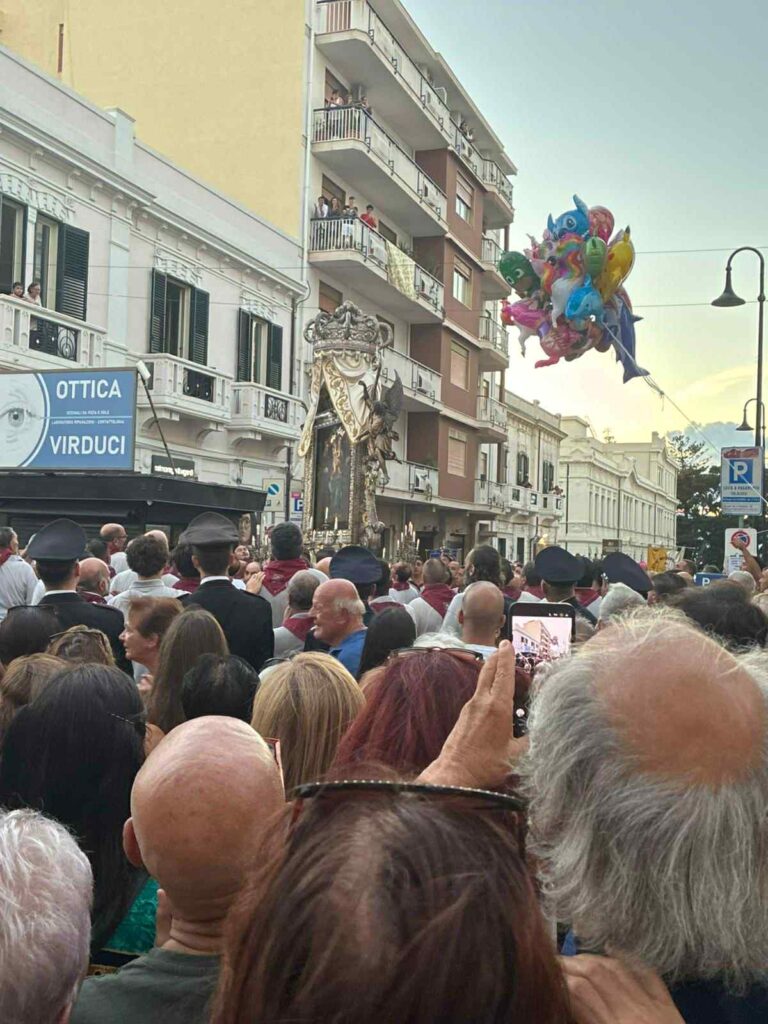 il quadro della madonna si incastra nei cavi