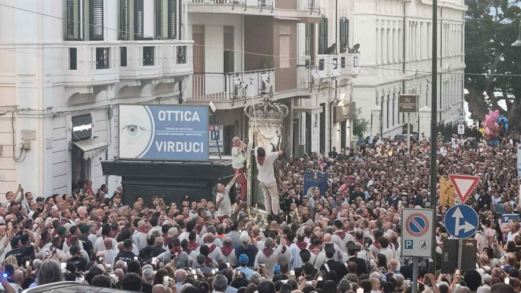 il quadro della madonna si incastra nei cavi