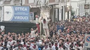 il quadro della madonna si incastra nei cavi