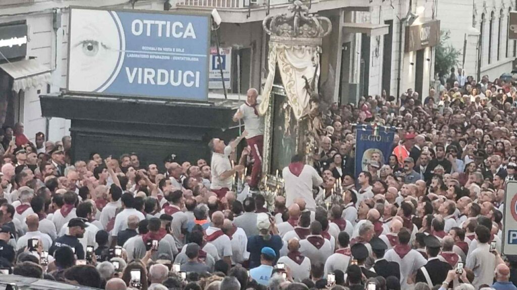 il quadro della madonna si incastra nei cavi