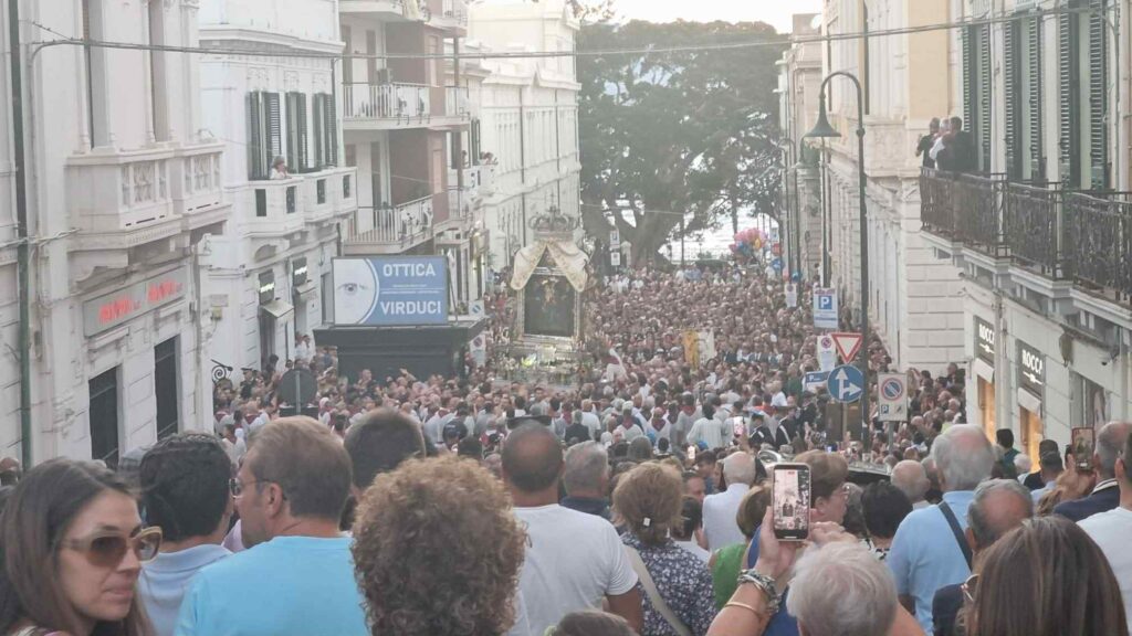 il quadro della madonna si incastra nei cavi