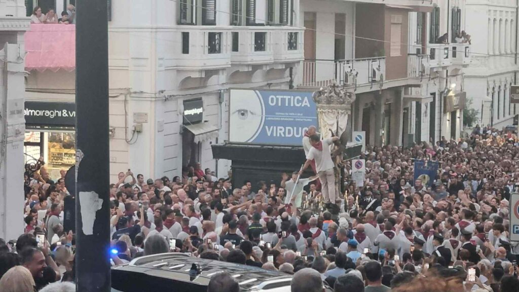 il quadro della madonna si incastra nei cavi