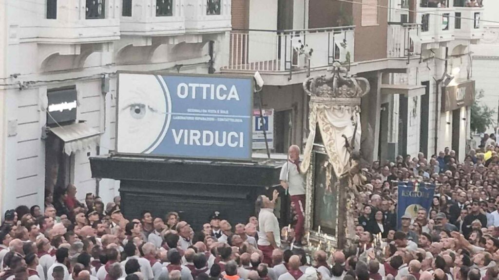 il quadro della madonna si incastra nei cavi