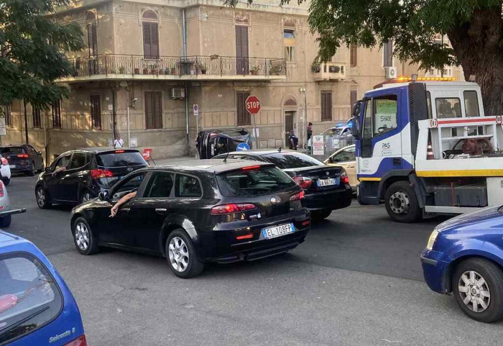 incidente auto ribaltata