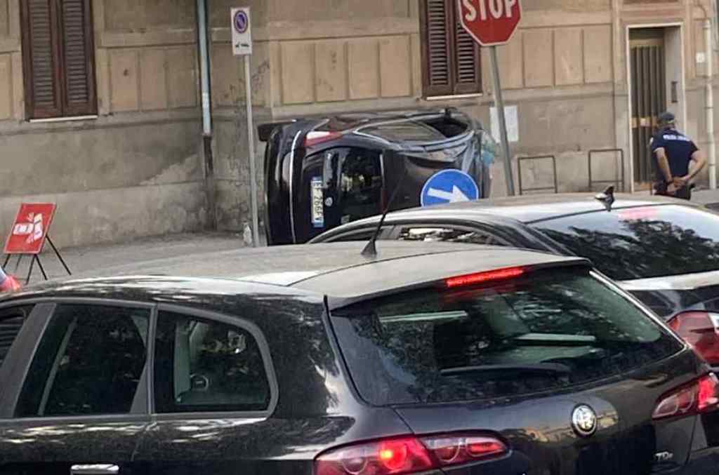 incidente auto ribaltata