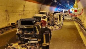 incidente galleria tra più veicoli