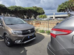 macchine davanti agli scavi archeologici a piazza garibaldi(1)