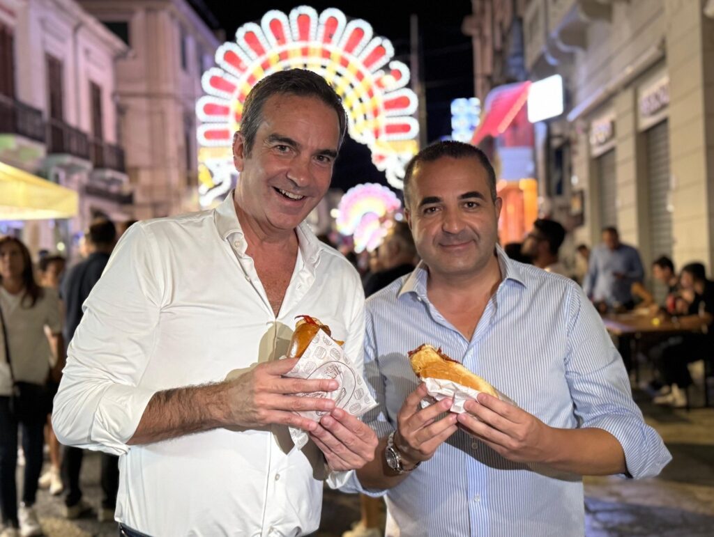 occhiuto e cannizzaro con il panino alla festa della madonna di reggio calabria