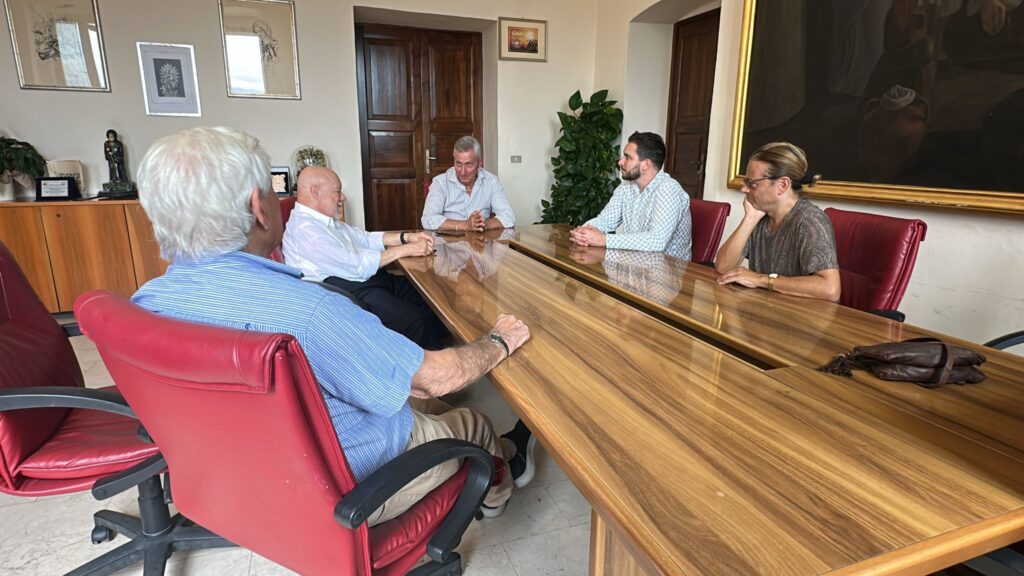 riunione nel municipio