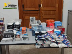sequestro filtri e cartine per sigarette