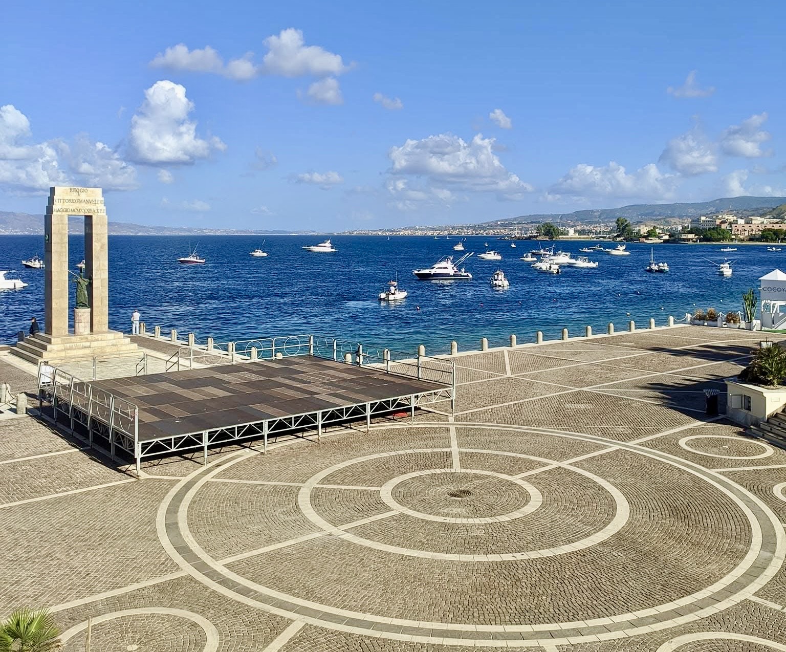Arena dello Stretto Ciccio Franco Reggio Calabria con barche in mare