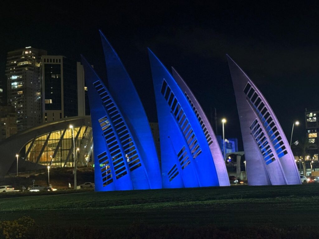 Ashdod monumenti illuminati di blu per il ritorno degli ostaggi