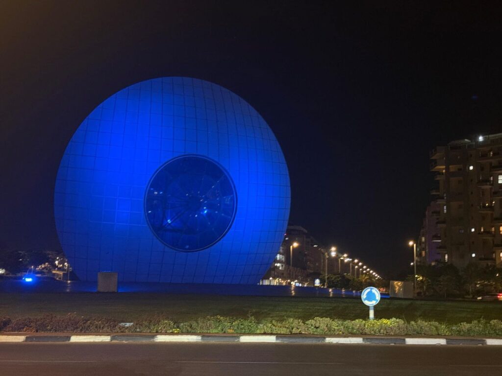 Ashdod monumenti illuminati di blu per il ritorno degli ostaggi