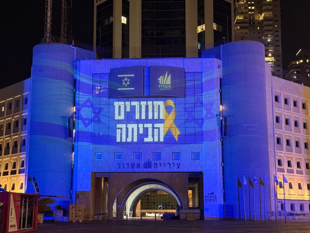 Ashdod monumenti illuminati di blu per il ritorno degli ostaggi