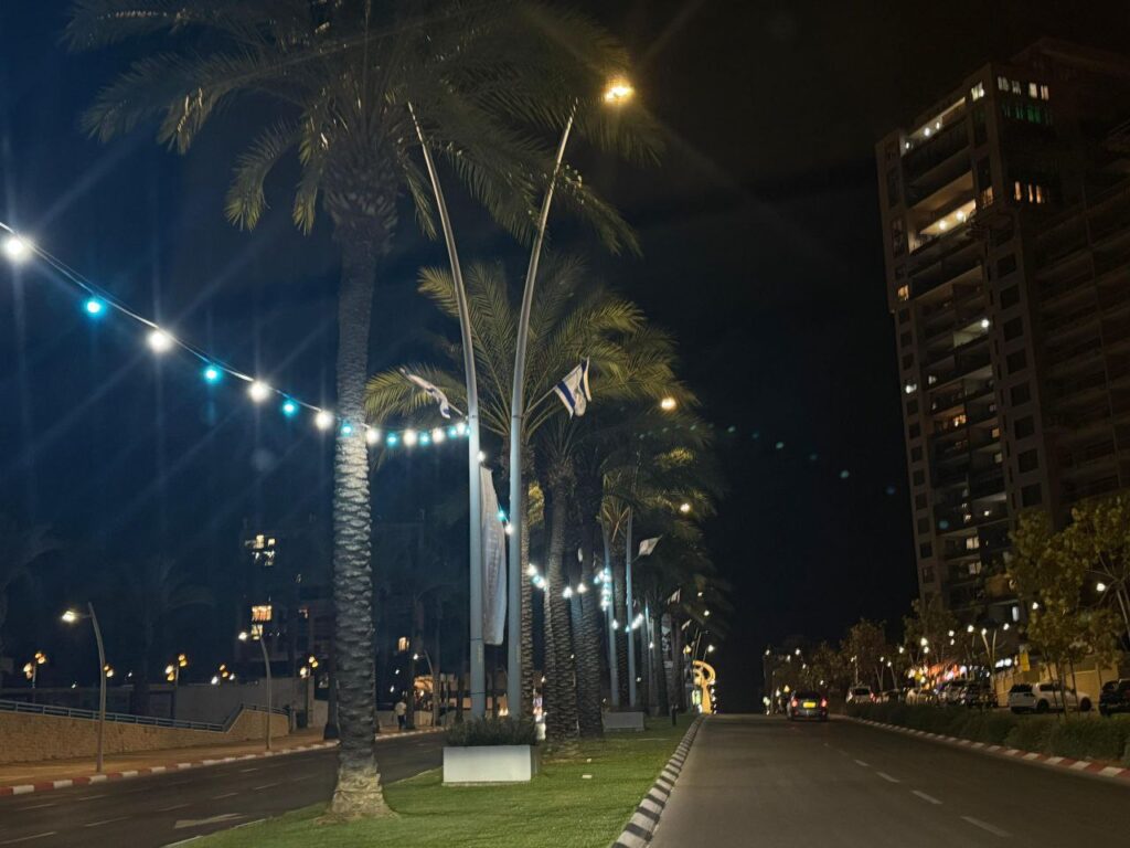 Ashdod monumenti illuminati di blu per il ritorno degli ostaggi