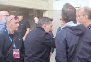 Brunetti litiga con un tifoso