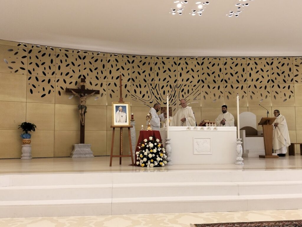 altare e concelebranti