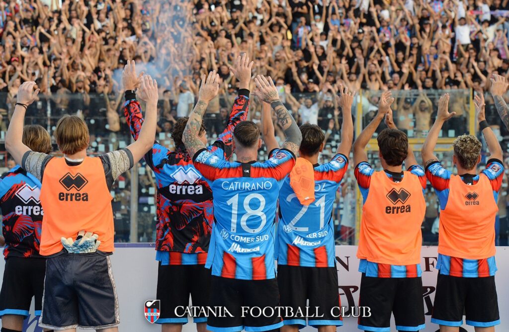 Il Catania festeggia la vittoria coi propri tifosi