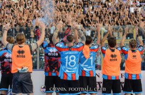 Il Catania festeggia la vittoria coi propri tifosi