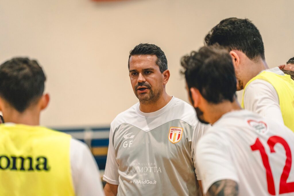 Il tecnico Giuseppe Fiorenza con i giocatori (MESSINA FUTSAL)