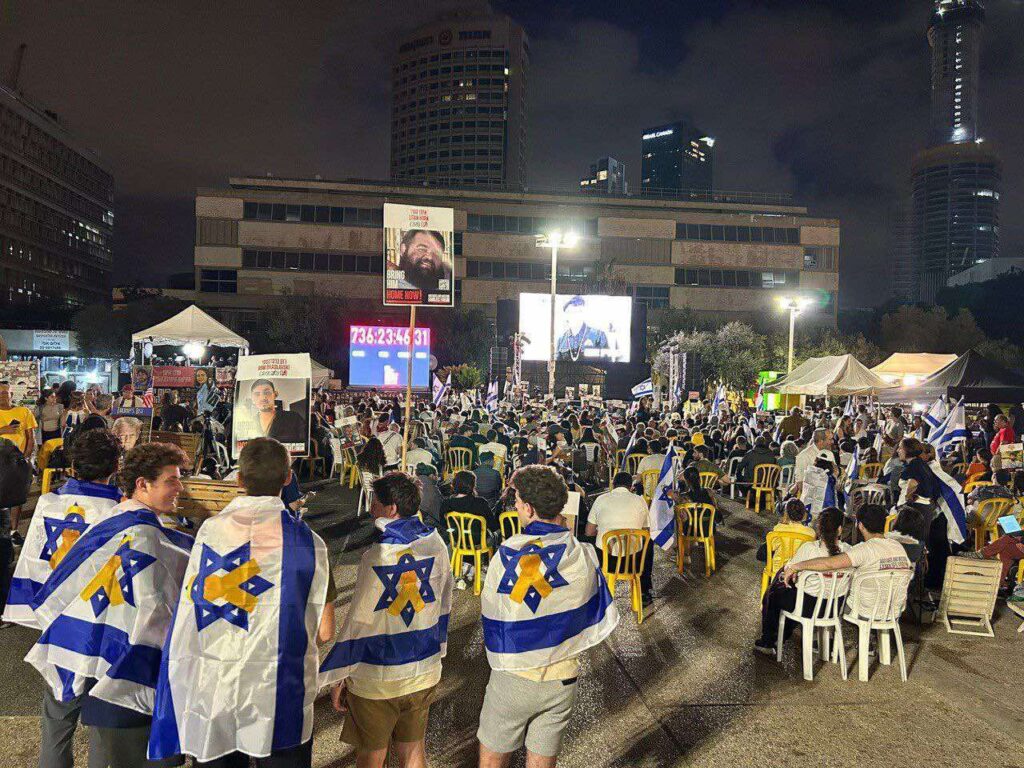 Israele gente in piazza a Tel Aviv