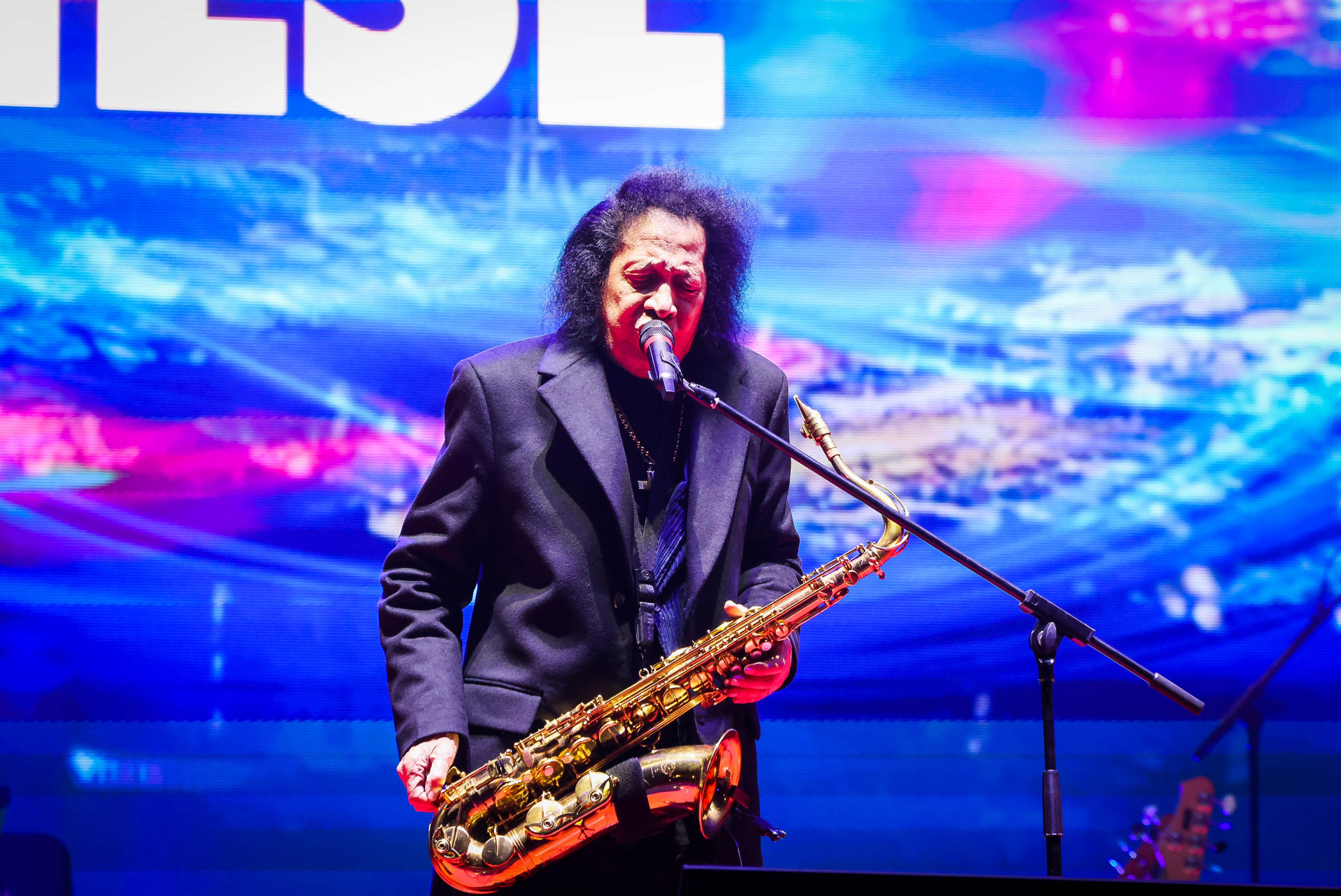 Napoli apre il 2025 in musica, pienone in piazza Municipio