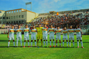 Messina Reggina formazione squadra con curva tifosi dietro