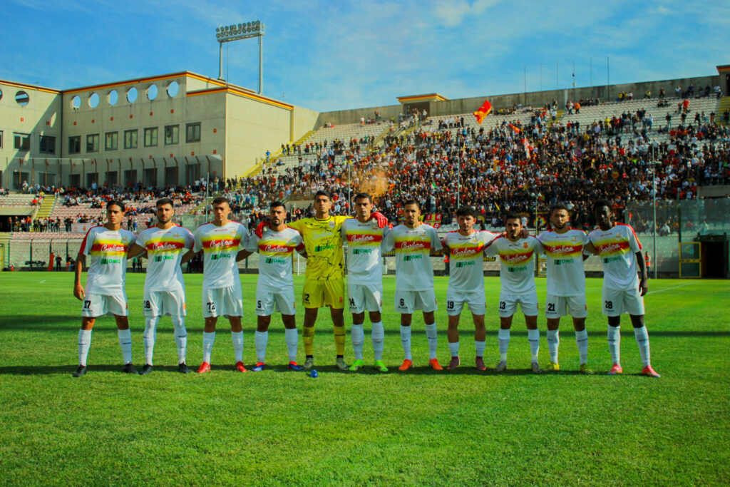 Messina Reggina formazione squadra con curva tifosi dietro