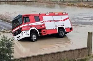 Mezzo dei vigili del fuoco si ribalta per esondazione torrente umbro catanzaro