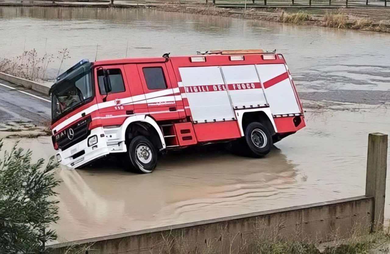 Mezzo dei vigili del fuoco si ribalta per esondazione torrente umbro catanzaro