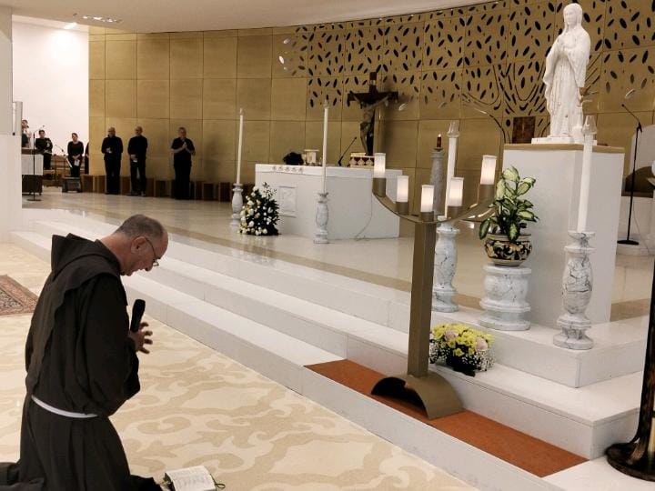 Padre Umberto in preghiera di fronte alla statua della Vergine Immacolata Nostra Signora dello Scoglio