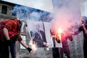 Proteste ProPal bruciate immagini Netanyahu e Meloni