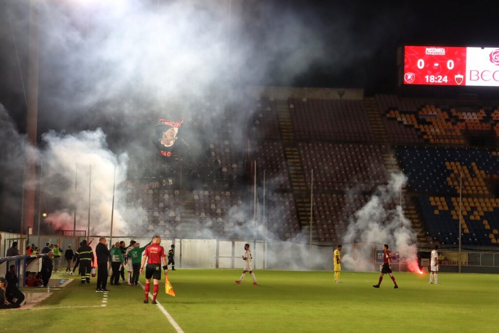 Reggina-Nocerina fumogeni tifosi ospiti