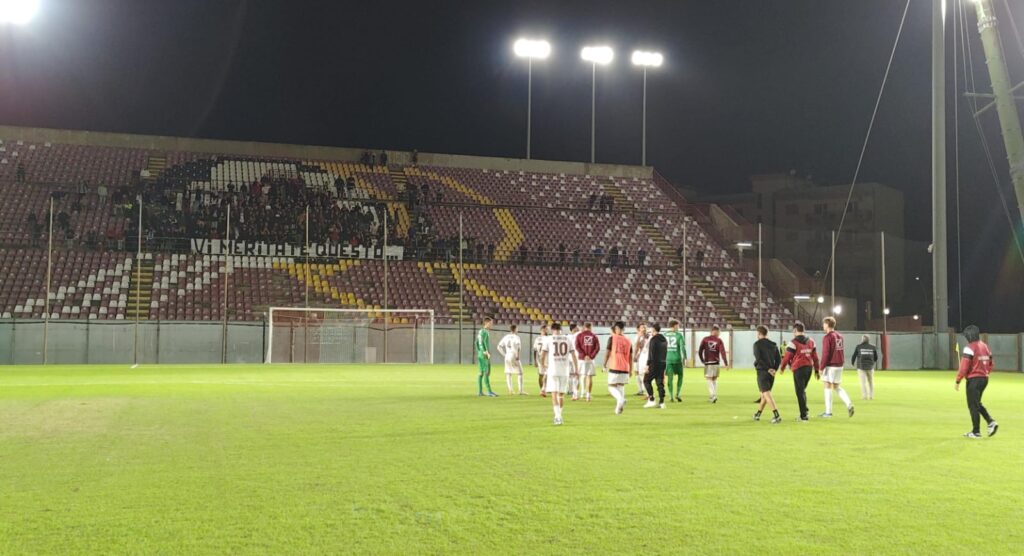 Reggina-Nocerina cori curva sud contro calciatori